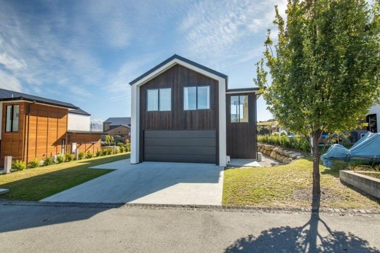 Photo of property in 9 Kamahi Street, Wanaka, 9305
