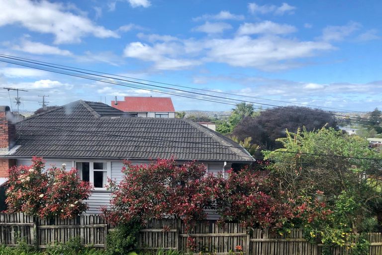 Photo of property in 17 Eastglen Road, Glen Eden, Auckland, 0602