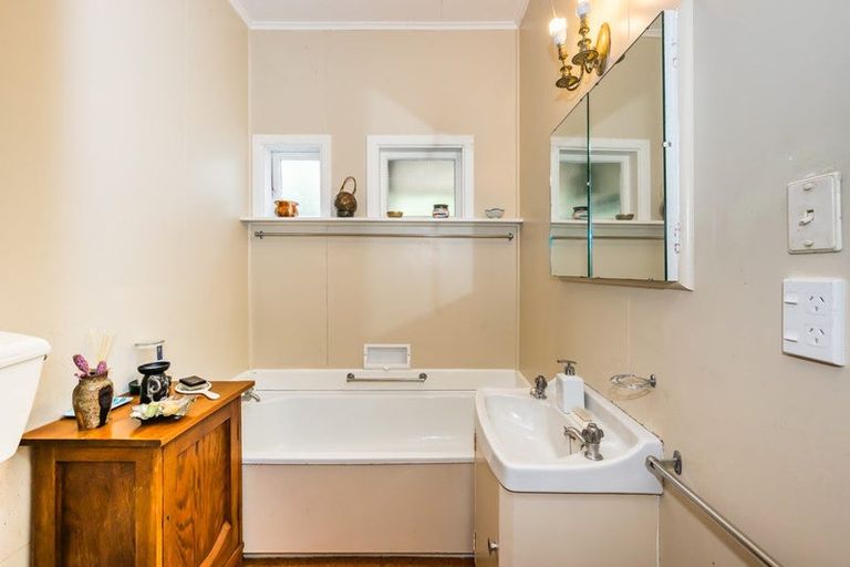 Photo of property in 64 Wellington Road, Paekakariki, 5034