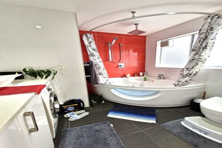 Photo of property in 2/7 Alston Avenue, Kelston, Auckland, 0602