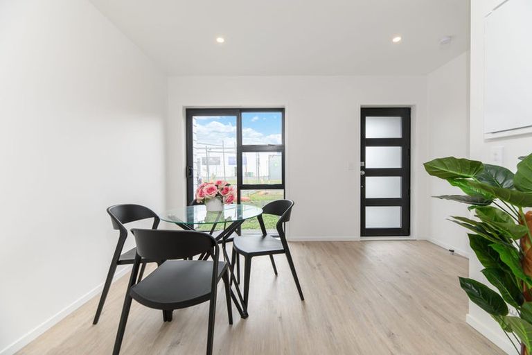 Photo of property in 250d Great North Road, Henderson, Auckland, 0612