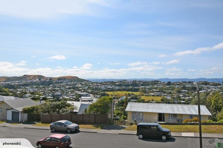 Photo of property in 7 Fitzpatrick Street, Newlands, Wellington, 6037
