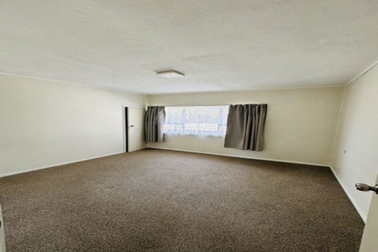 Photo of property in 4 Kaponga Crescent, New Lynn, Auckland, 0600