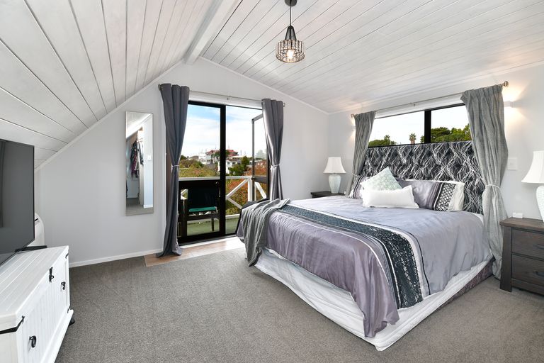Photo of property in 11 Moffat Road, Red Beach, 0932