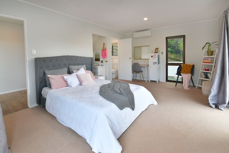 Photo of property in 11 Moffat Road, Red Beach, 0932