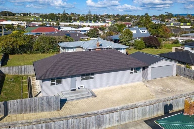Photo of property in 16a Karamu Street, Te Atatu Peninsula, Auckland, 0610