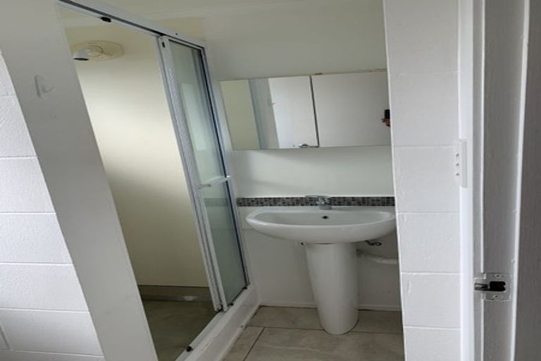 Photo of property in 11 Ian Place, Glendene, Auckland, 0602