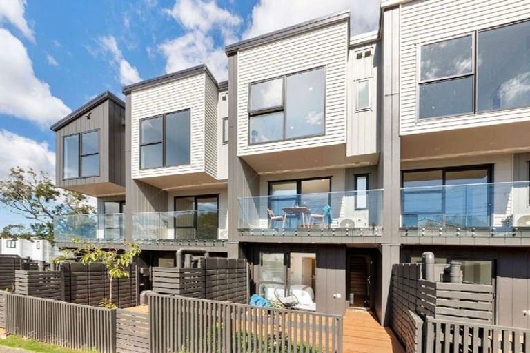 Photo of property in 8/26 Buscomb Avenue, Henderson, Auckland, 0610