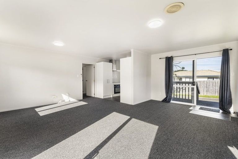 Photo of property in 1/75 Etherton Drive, Weymouth, Auckland, 2103