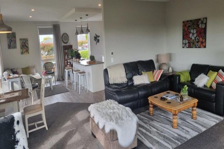 Photo of property in 9 Waipuna Grove, Levin, 5571