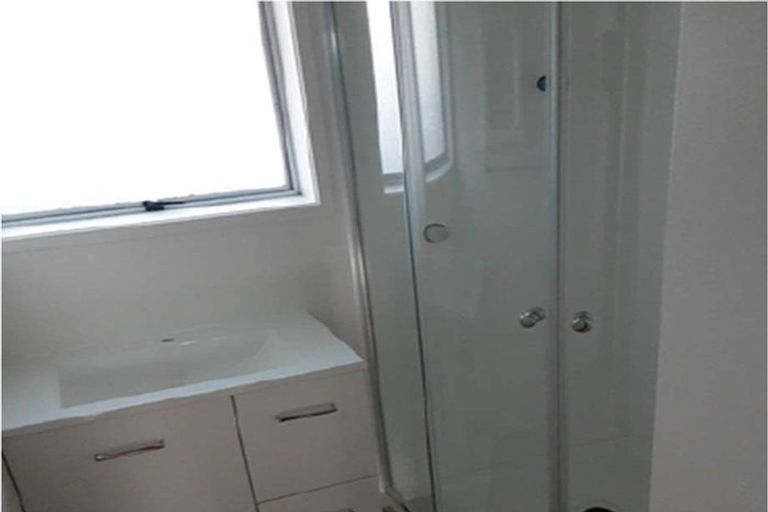 Photo of property in 1 Albany Road, One Tree Point, 0118