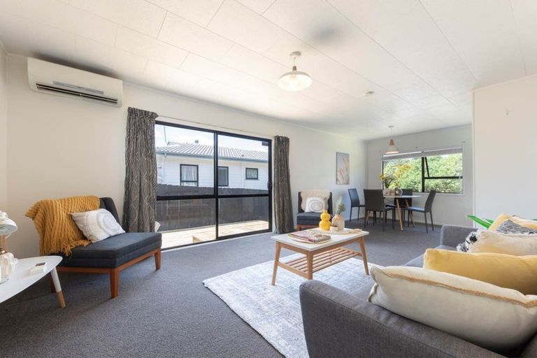 Photo of property in 55 Meadowvale Rise, Titirangi, Auckland, 0604