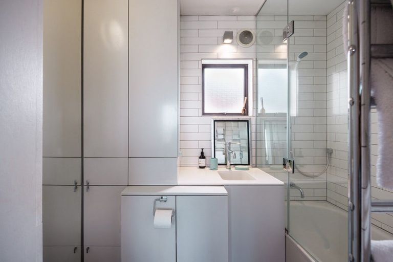 Photo of property in 2f5 Oriental Terrace, Mount Victoria, Wellington, 6011