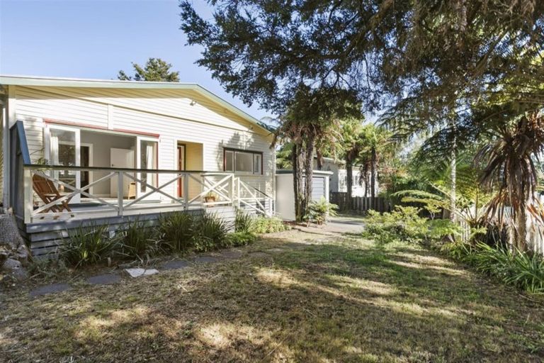 Photo of property in 18 Gill Avenue, Te Atatu Peninsula, Auckland, 0610