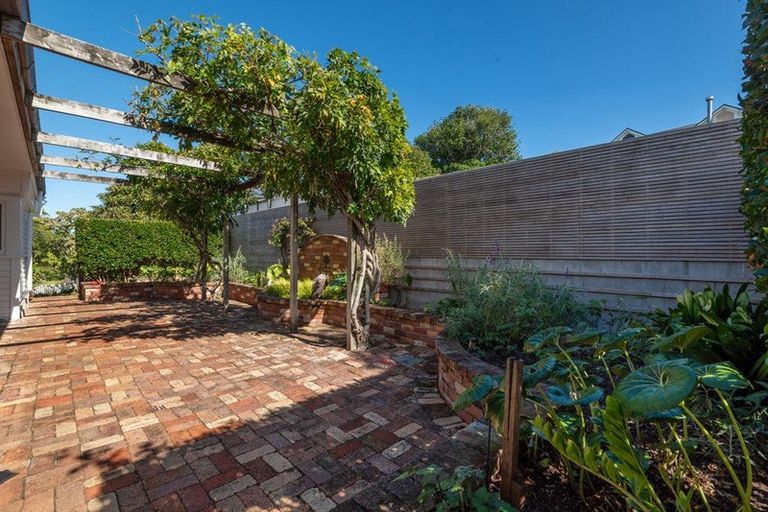 Photo of property in 6 Glade Place, Birkenhead, Auckland, 0626