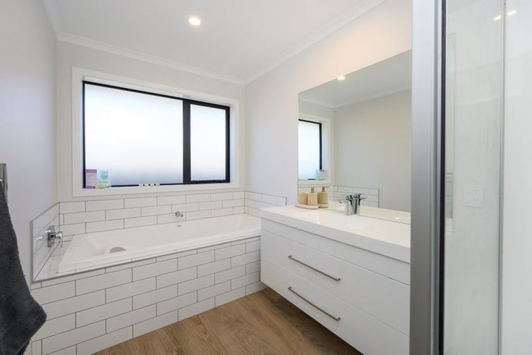 Photo of property in 50 Atlantic Drive, Fitzherbert, Palmerston North, 4410