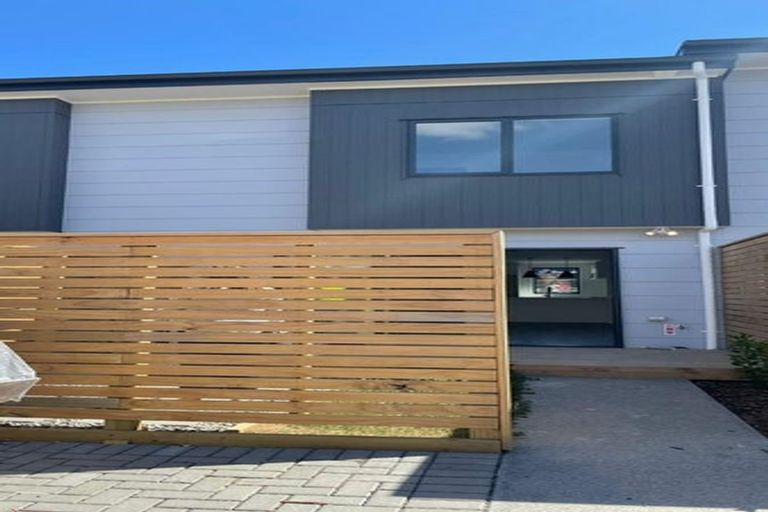 Photo of property in 468b Roscommon Road, Clendon Park, Auckland, 2103
