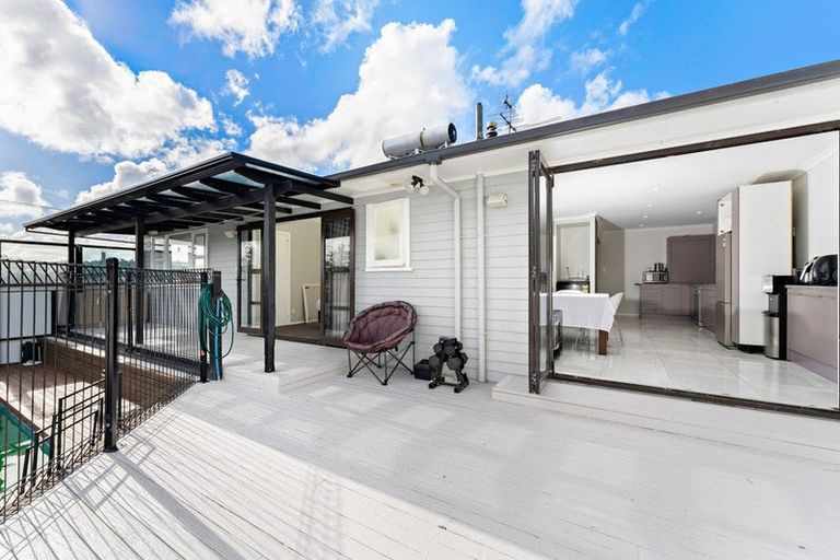 Photo of property in 18 Murray Road, Te Atatu Peninsula, Auckland, 0610