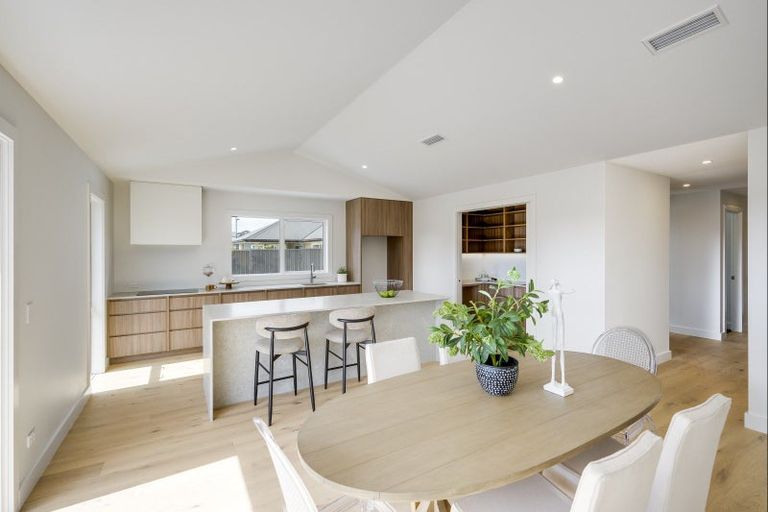 Photo of property in 37 Arataki Road, Havelock North, 4130