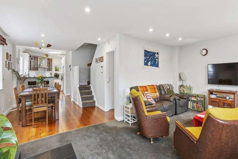 Photo of property in 101 Apu Crescent, Lyall Bay, Wellington, 6022
