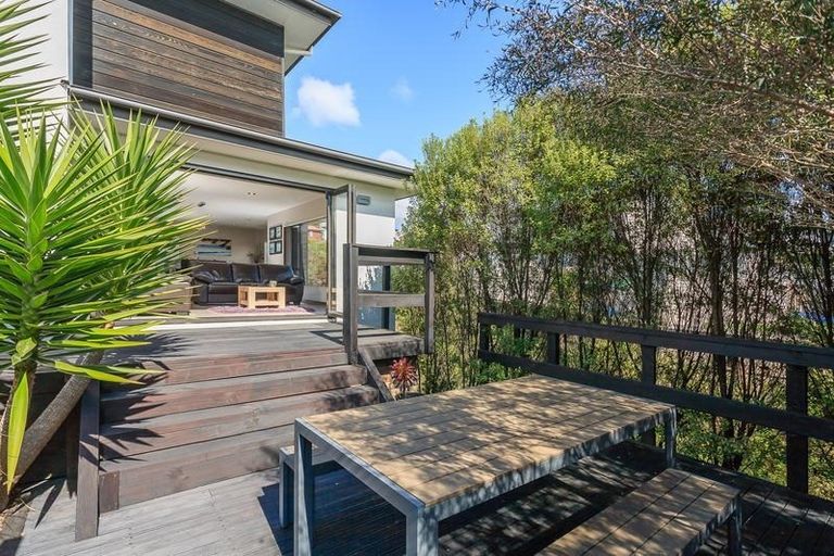 Photo of property in 52 Newbury Place, Schnapper Rock, Auckland, 0632