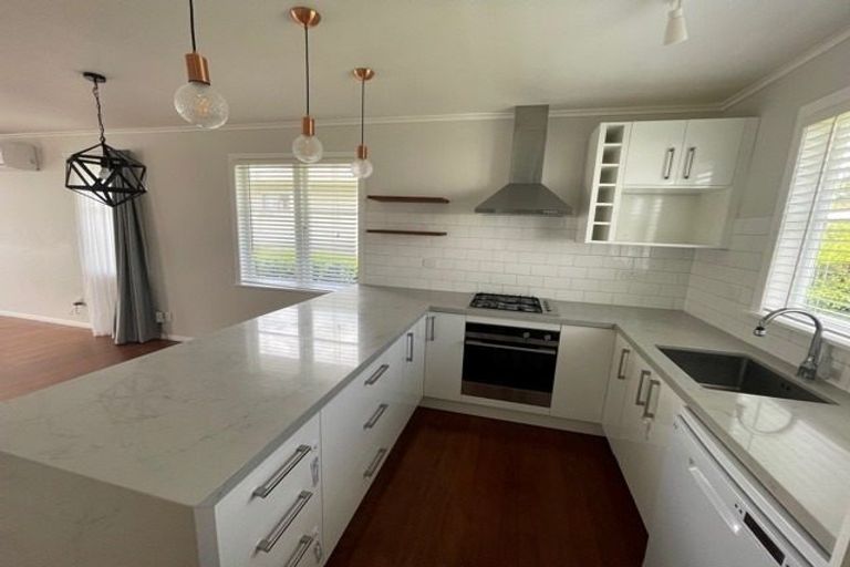 Photo of property in 60 St Leonards Road, Kelston, Auckland, 0602