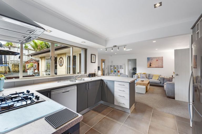 Photo of property in 16 Fernloche Place, Flat Bush, Auckland, 2016