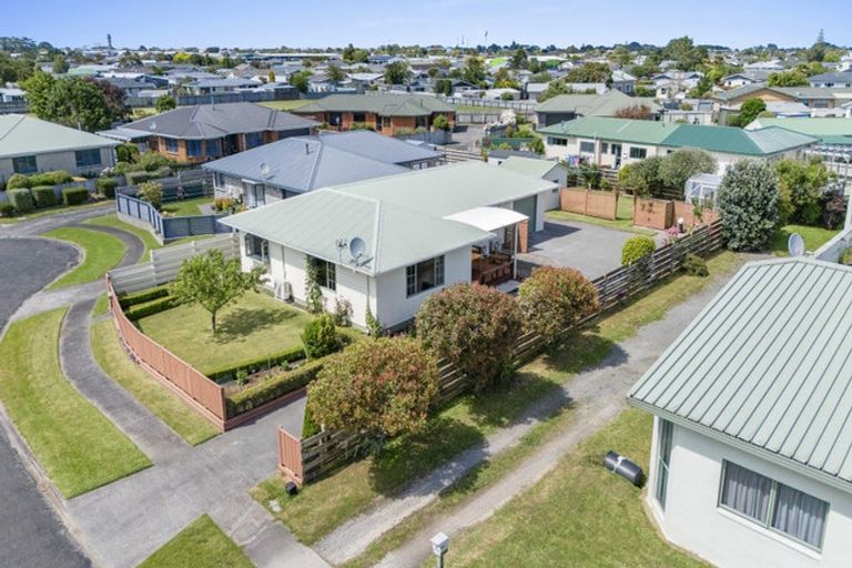 Photo of property in 8 Beech Place, Hawera, 4610