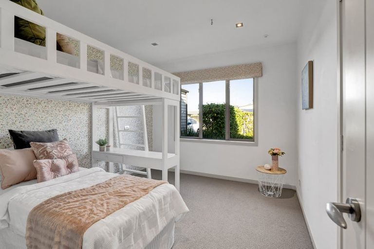 Photo of property in 1 Gleneagles Way, Waiwhakaiho, New Plymouth, 4312