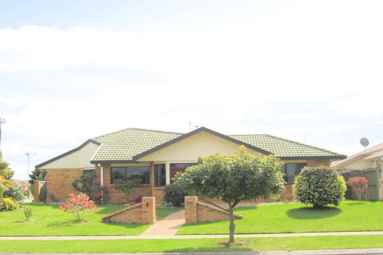 Photo of property in 1 Riviera Court, Papamoa Beach, Papamoa, 3118