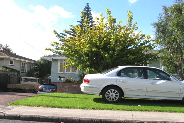Photo of property in 13 Graham Avenue, Te Atatu Peninsula, Auckland, 0610