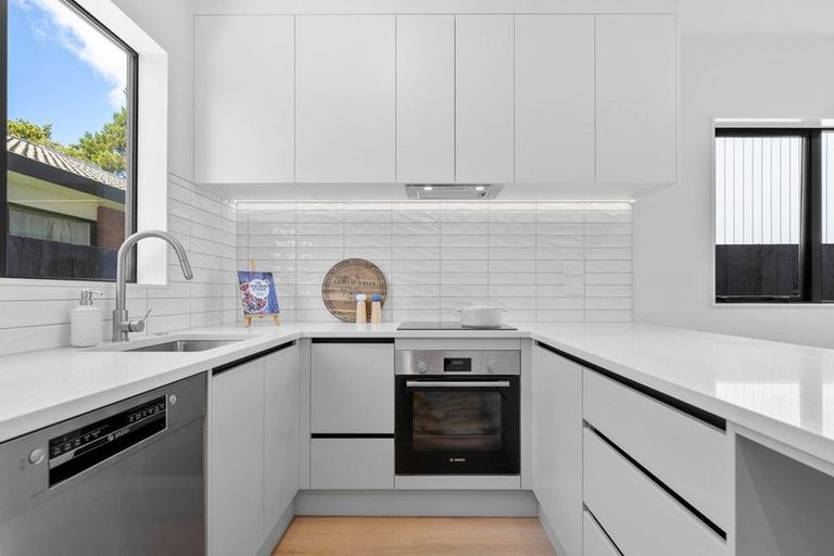 Photo of property in 6/18 Albert Road, Kelston, Auckland, 0602