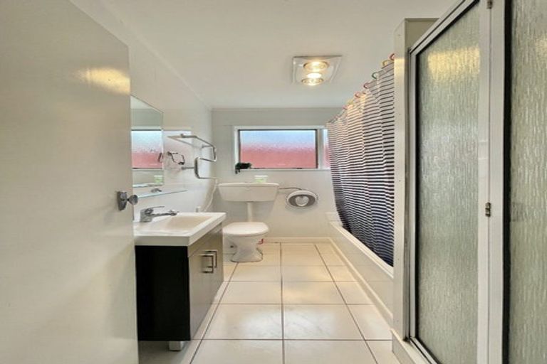 Photo of property in 146u1 Newlands Road, Newlands, Wellington, 6037