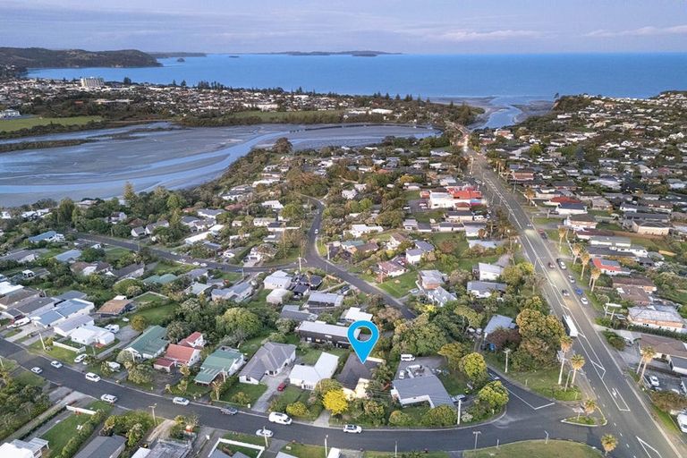 Photo of property in 3 Moffat Road, Red Beach, 0932
