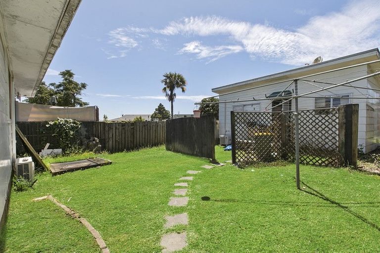 Photo of property in 13 Pipitea Place, Massey, Auckland, 0614
