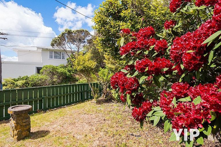 Photo of property in 8 Link Road, Newlands, Wellington, 6037