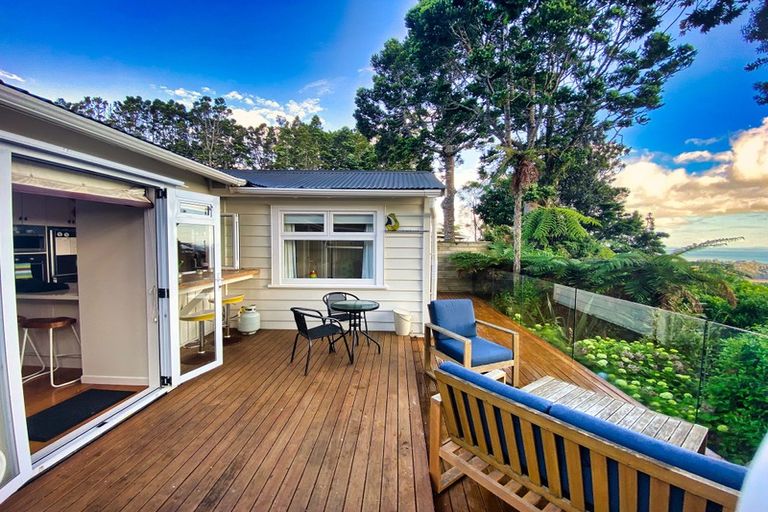 Photo of property in 114 Scenic Drive, Titirangi, Auckland, 0604