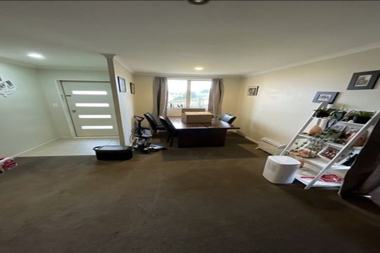 Photo of property in 28 Kathleen Reece Place, Waiuku, 2123