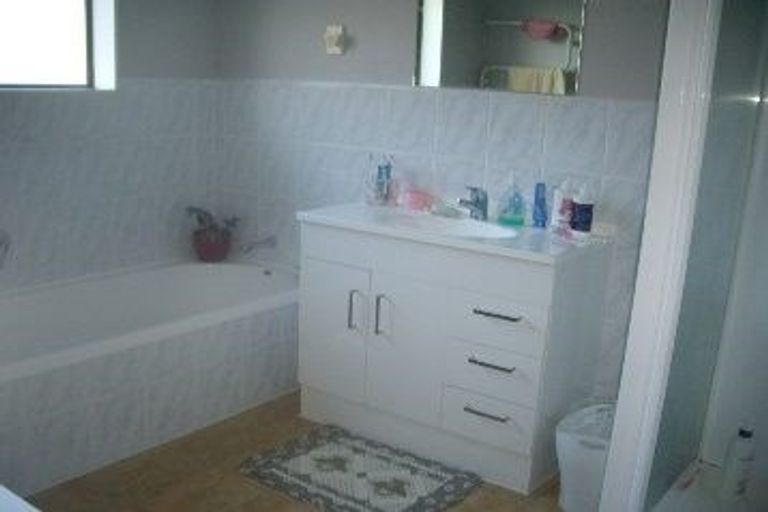 Photo of property in 9 Fleetwood Drive, Henderson, Auckland, 0612