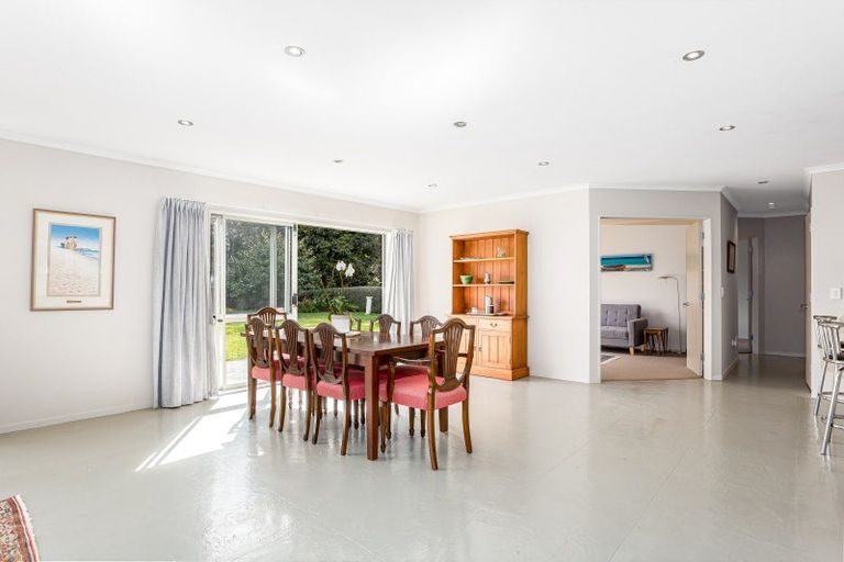 Photo of property in 41-43 Greenaway Road, Waikanae, 5036