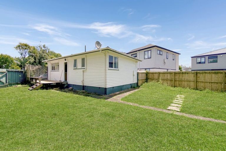 Photo of property in 6 Hughdene Place, Henderson, Auckland, 0610