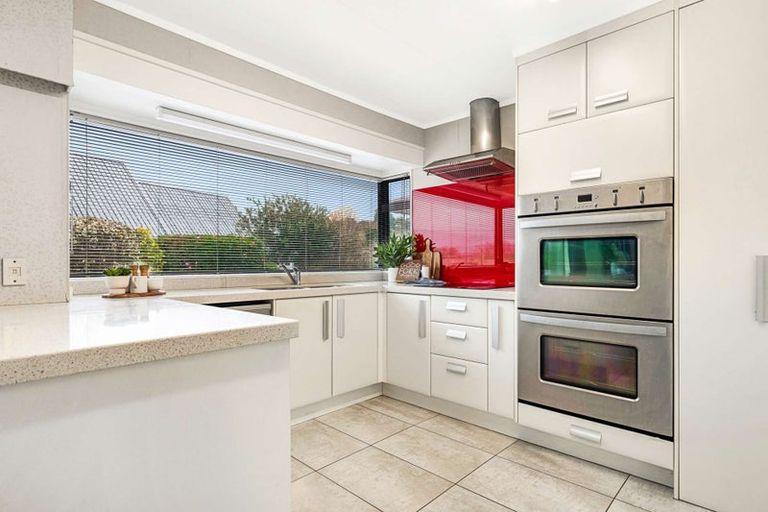 Photo of property in 10 Gemini Place, Kawaha Point, Rotorua, 3010