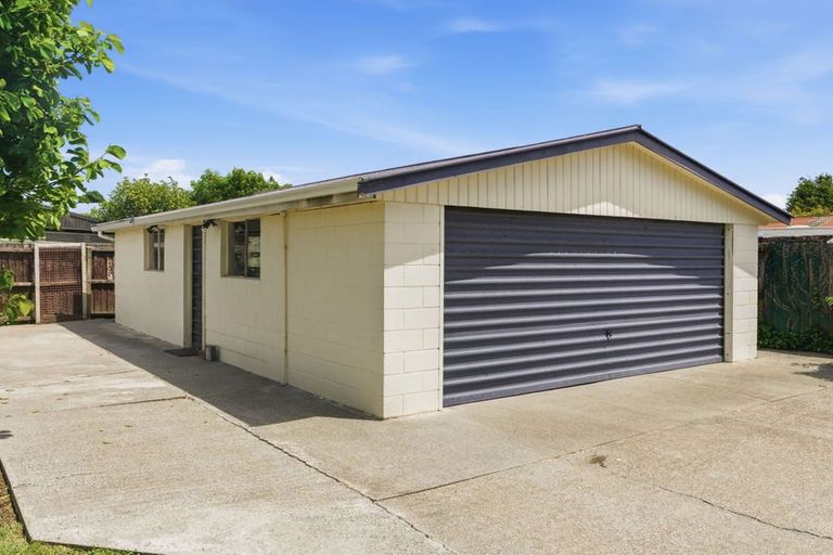 Photo of property in 15 Wychwood Crescent, Bishopdale, Christchurch, 8053