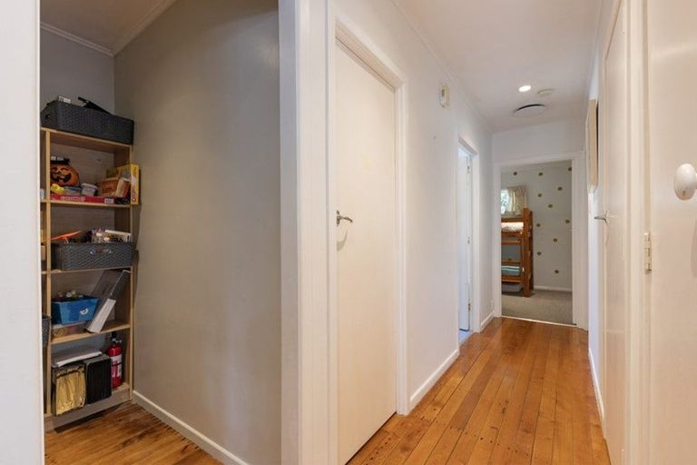 Photo of property in 25 Taipari Road, Te Atatu Peninsula, Auckland, 0610