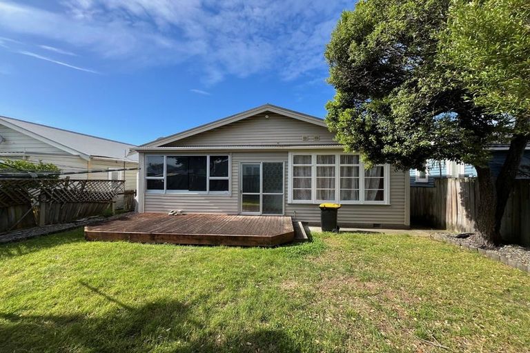 Photo of property in 21 Puru Crescent, Lyall Bay, Wellington, 6022