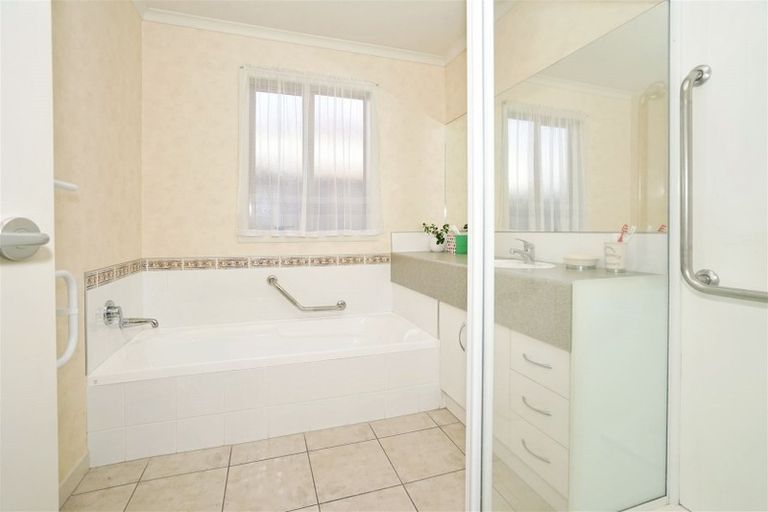 Photo of property in 37 Sovereign Isle Lane, Rototuna, Hamilton, 3210