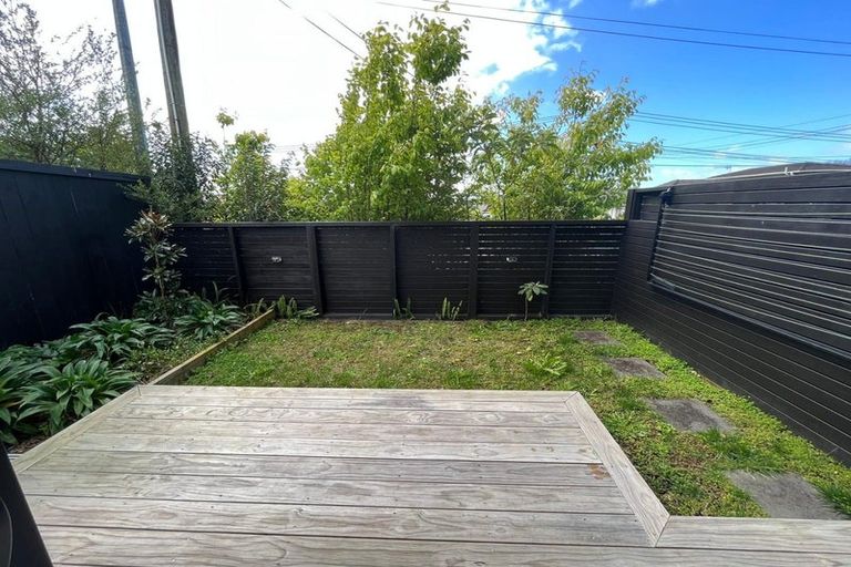 Photo of property in 2/28 Croydon Road, New Lynn, Auckland, 0600