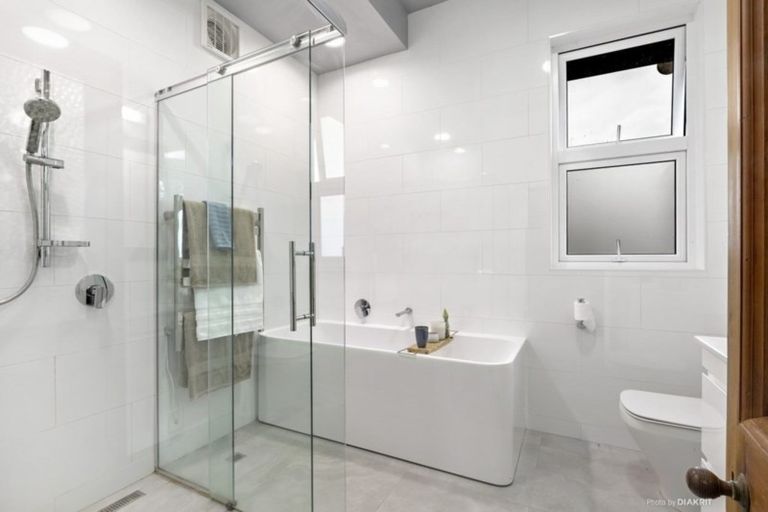 Photo of property in 60 Glenmore Street, Northland, Wellington, 6012