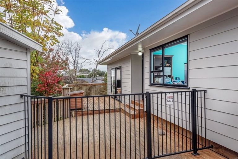 Photo of property in 8 Luxor Place, Massey, Auckland, 0614