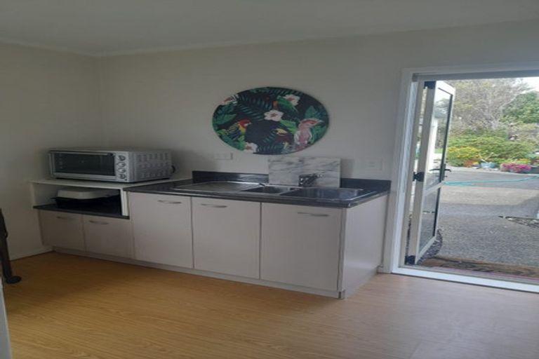 Photo of property in 1409 Whangaparaoa Road, Army Bay, Whangaparaoa, 0930